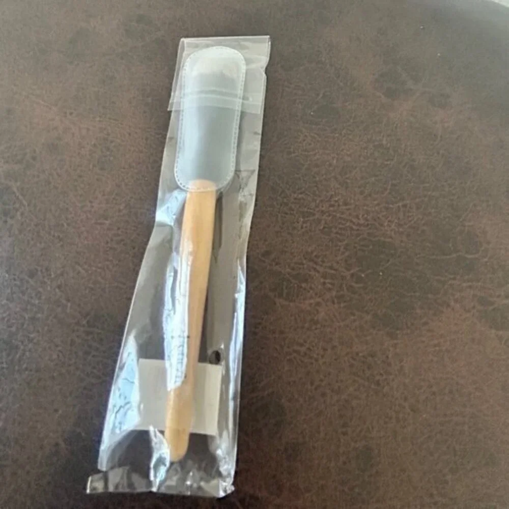 3/30$ BENEFIT Full Size FOUNDATION Brush NIP